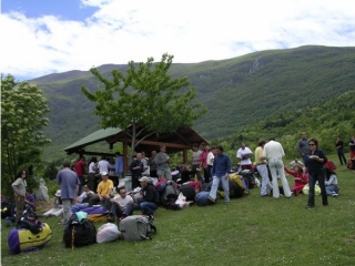 Gruppo di partecipanti si riposano in un picnic